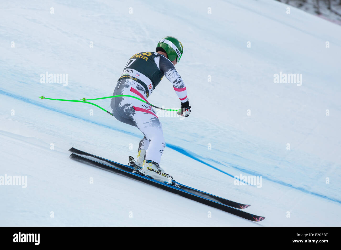 Klaus KROELL (AUT) carreras abajo de la Saslong compitiendo en el Audi FIS de la Copa del Mundo de Esquí Alpino para hombres en descenso por el Saslong Foto de stock