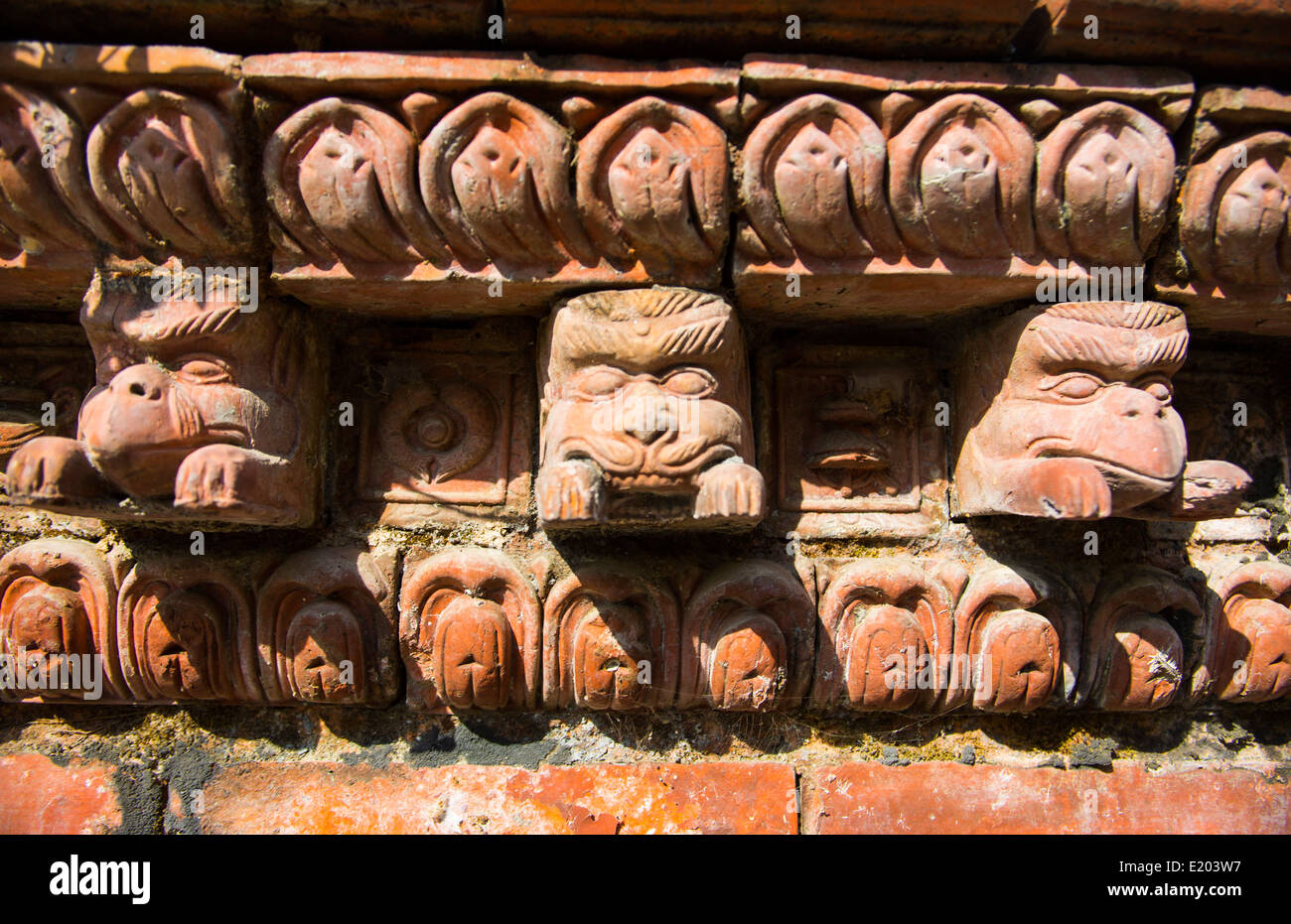 Katmandú, Nepal. Kathmandu cultura oriental. Una pared con varias cabezas de animales que decoran su parte superior en piedra Foto de stock
