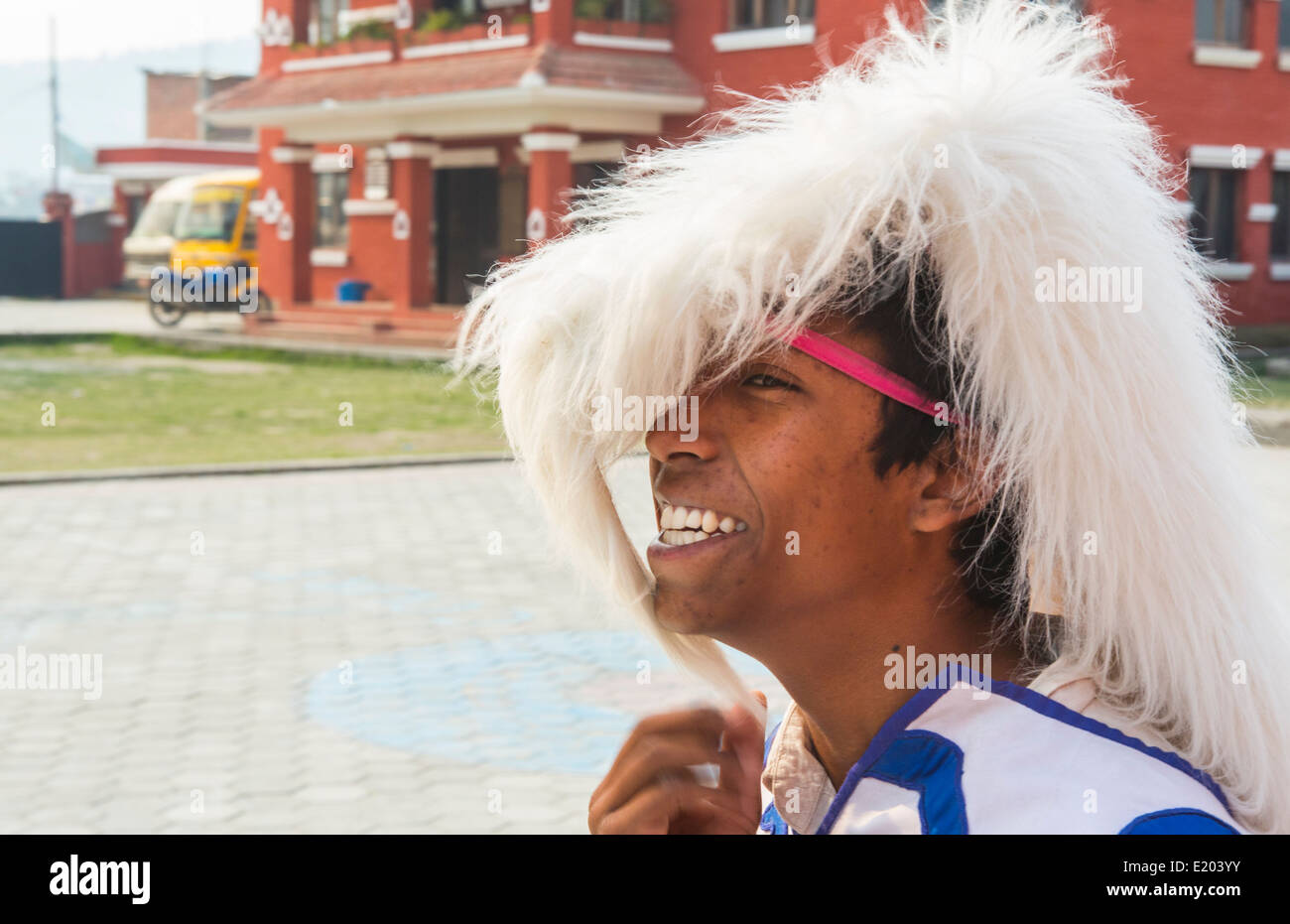 Kathmandu Nepal Nepali boy en danza tradicional tibetana trajes y