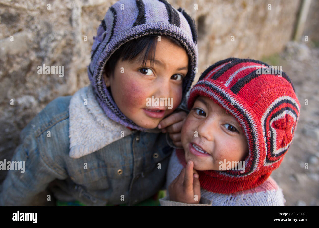 Lukla Nepal los niños plantean en alley en Lukla Solukhumbu 54 Foto de stock