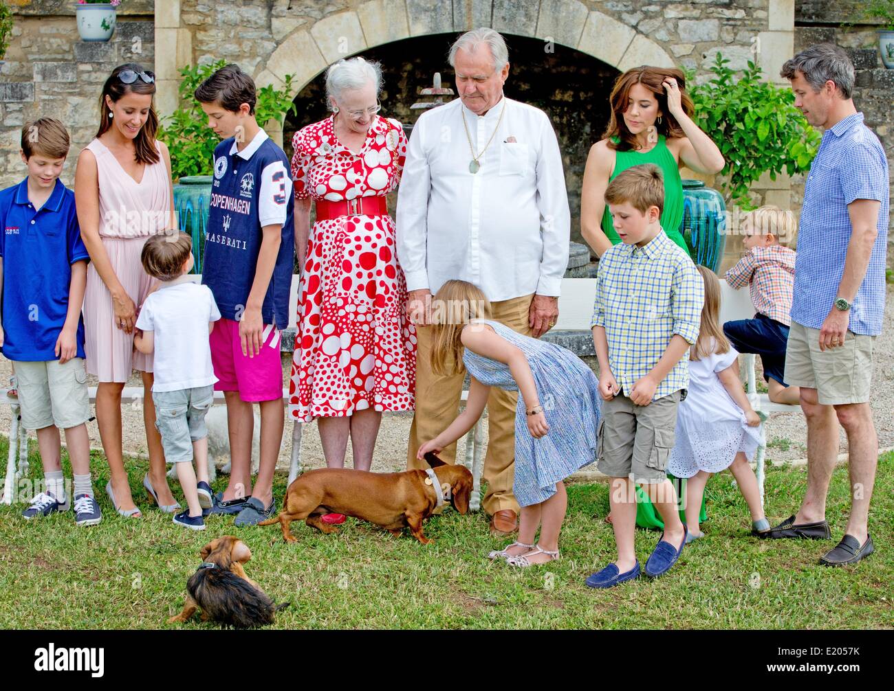 cahors-francia-11-de-junio-de-2014-l-r-principe-felix-la-princesa-marie-el-principe-henrik-el-principe-nikolai-la-reina-margrethe-ii-el-principe-henrik-la-princesa-isabel-el-principe-cristiano-crown-princess-la-princesa-maria-josefina-principe-voincent-y-el-principe-heredero-frederik-de-dinamarca-durante-la-sesion-de-fotos-con-motivo-del-80-cumpleanos-del-principe-henrik-en-chateau-de-cayx-en-francia-el-11-de-junio-de-2014-credito-dpa-picture-alliancealamy-live-news-e2057k.jpg