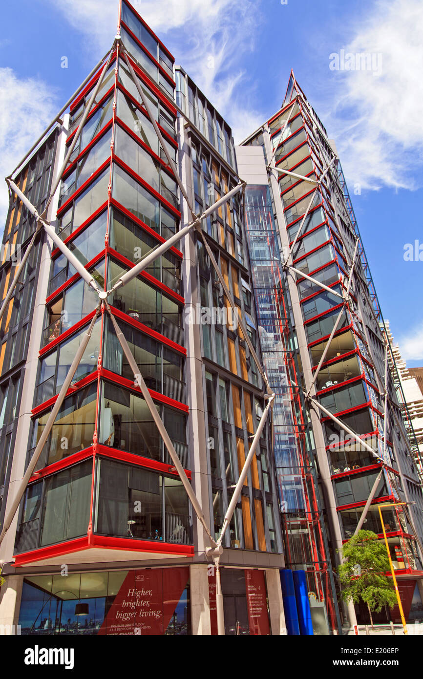 Moderno y alto edificio de apartamentos en Londres frente a la Tate Gallery Foto de stock