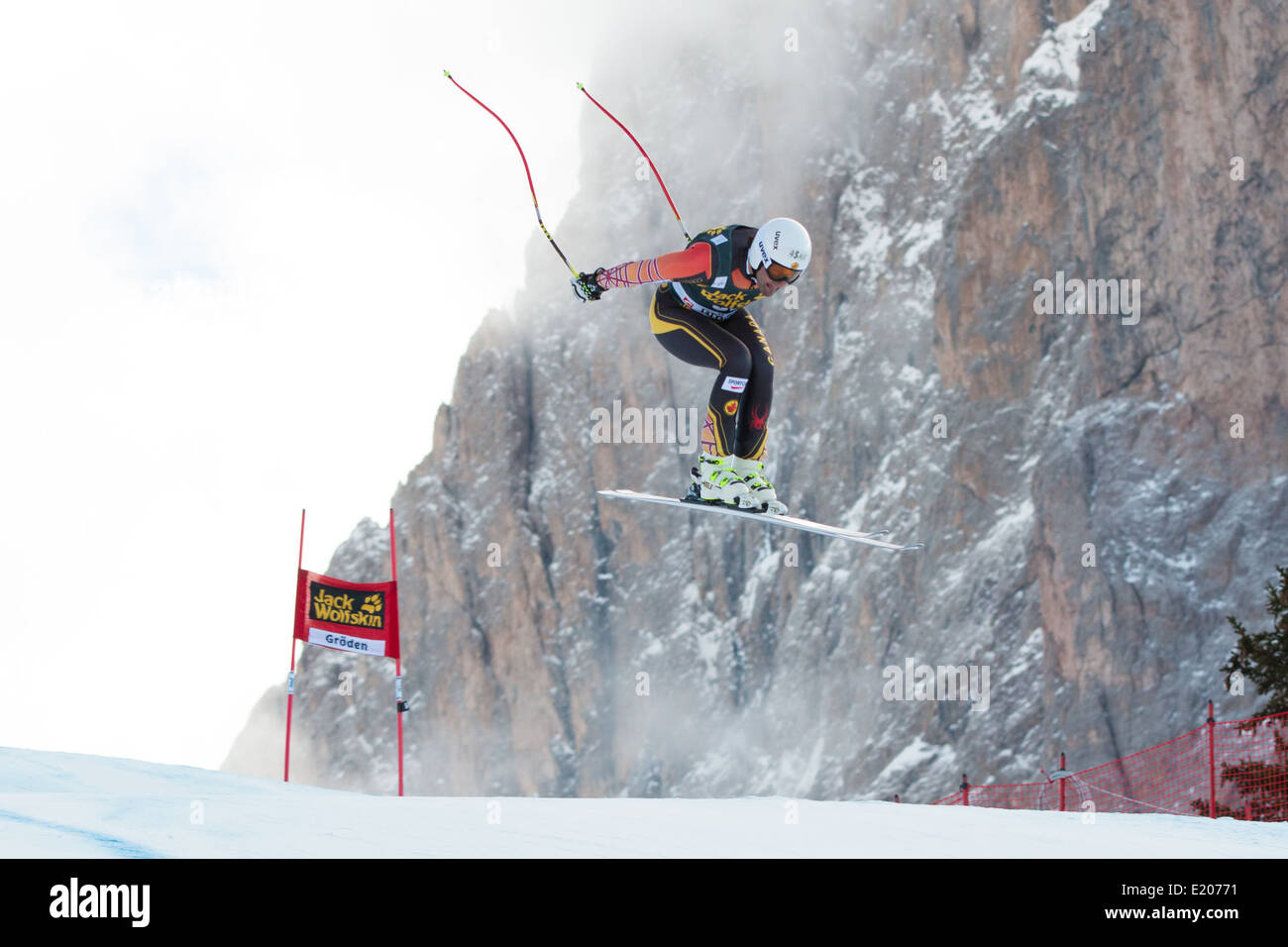 FRISCH Jeffrey (CAN) carreras abajo de la Saslong compitiendo en el Audi FIS de la Copa del Mundo de Esquí Alpino para hombres en descenso por el Saslong Foto de stock