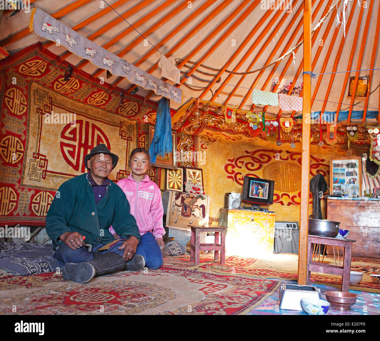 Hombre de Mongolia, de 85 años, con su nieta, de 9 años, en una yurta tradicional, el desierto de Gobi, Provincia Ömnögovi, Mongolia Foto de stock