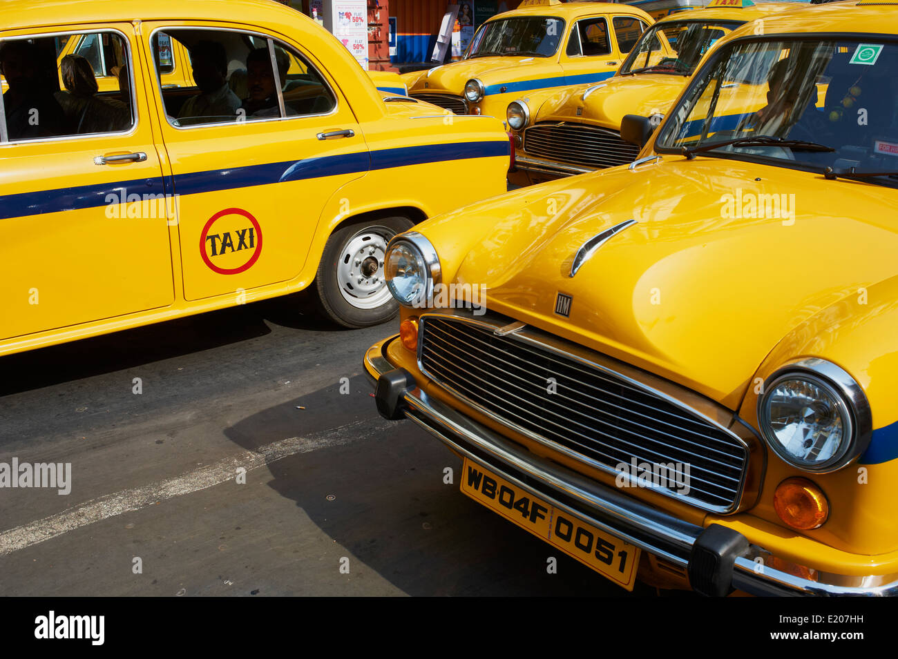La India, Bengala Occidental, Kolkata, Calcuta, Embajador taxis amarillos Foto de stock