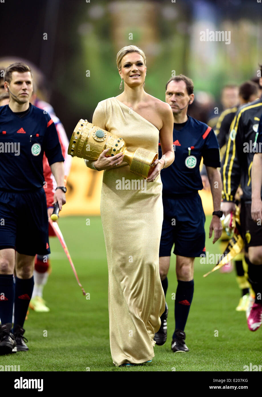 Maria Höfl-Riesch lleva la Copa DFB en el estadio, la ceremonia de apertura, en la final de la Copa DFB, Olympiastadion, Berlín, Alemania Foto de stock