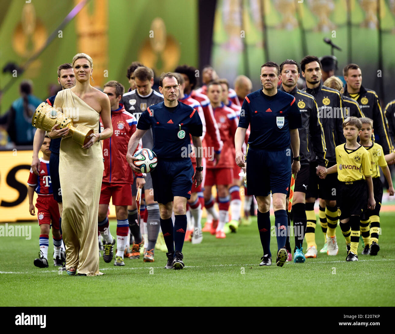 Maria Höfl-Riesch lleva la Copa DFB en el estadio, la ceremonia de apertura, en la final de la Copa DFB, Olympiastadion, Berlín, Alemania Foto de stock