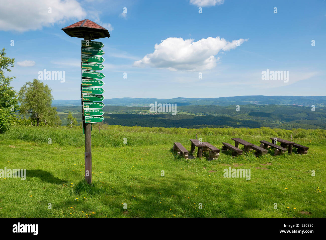 Signsposts, marcadores de distancia, bancos de madera y mesas en Mt Dolmar con vistas de la Selva de Turingia, Turingia, Alemania Foto de stock