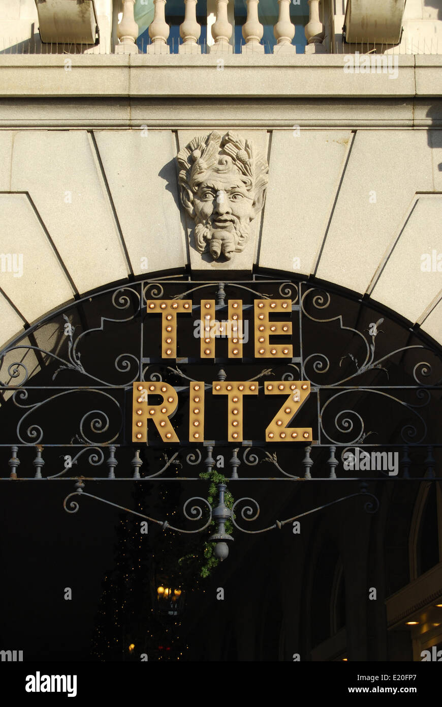 La señal luminosa de Ritz, Londres. Foto de stock