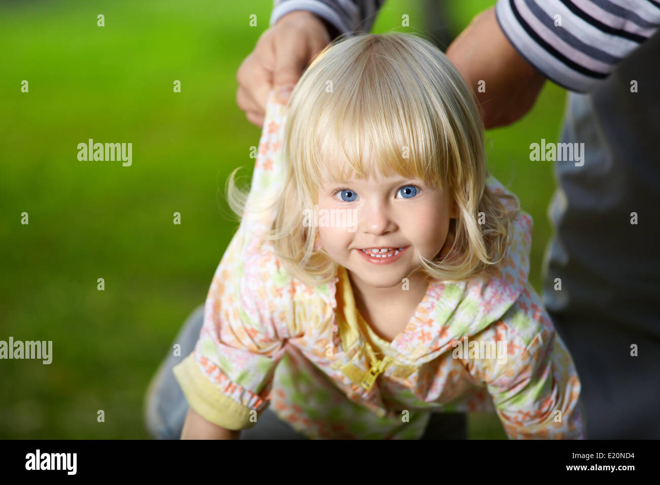 Divertido pequeña chica rubia con ojos azules Foto de stock