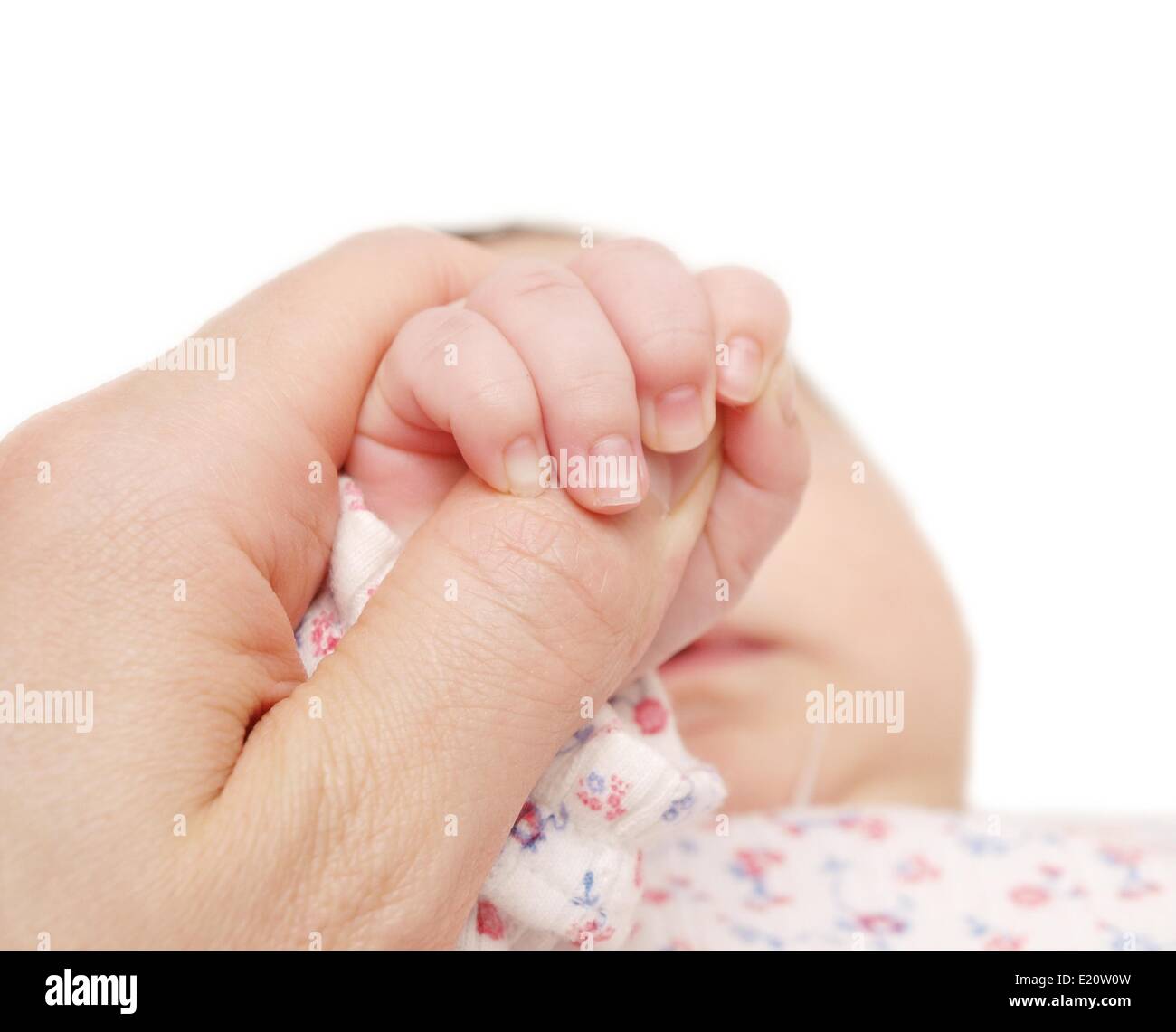 Bebé sujetando una mano para adultos Foto de stock