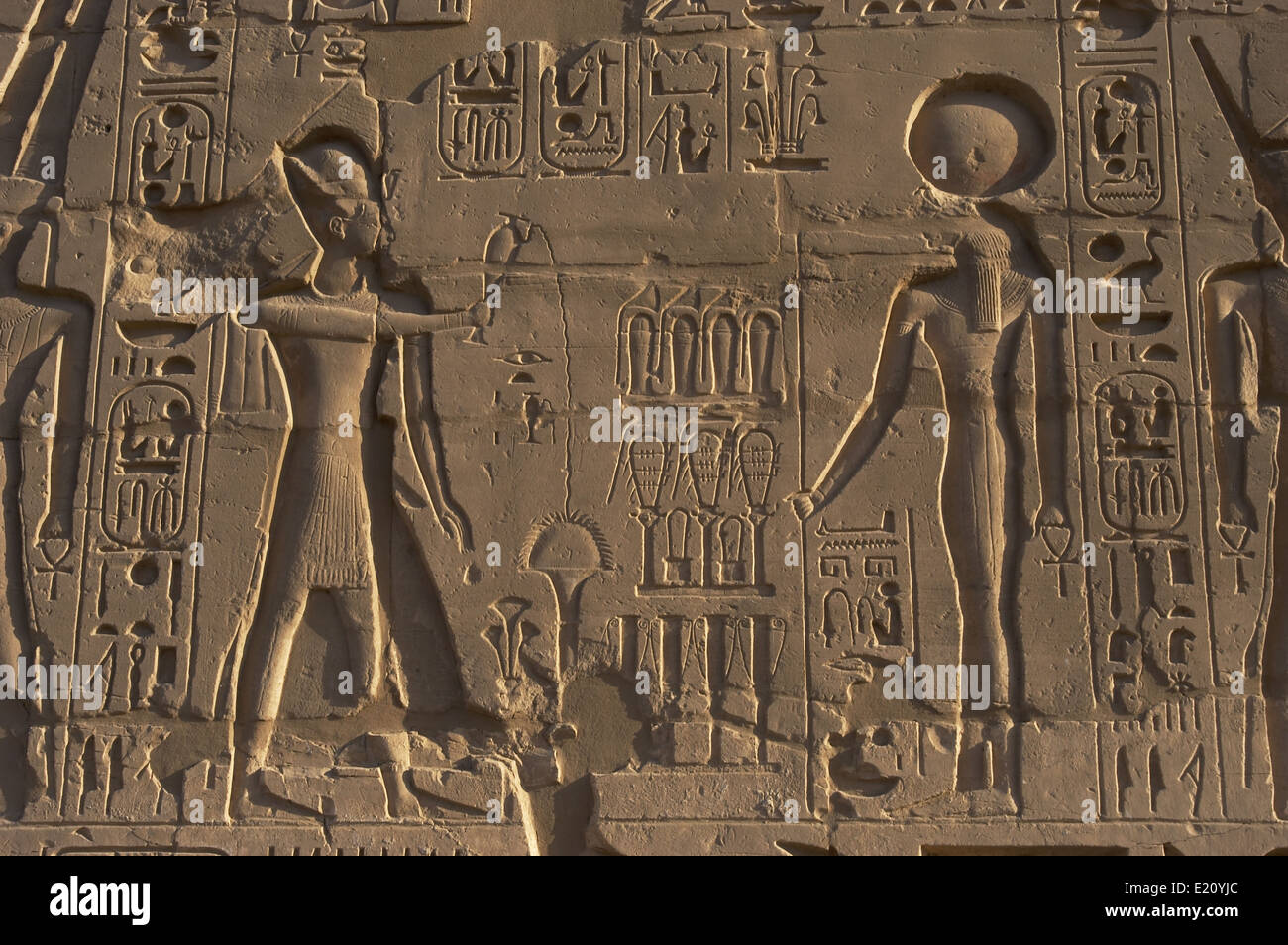 El arte egipcio complejo del templo de Karnak. Socorro representando el faraón Ramsés II, haciendo libaciones a un dios. Foto de stock