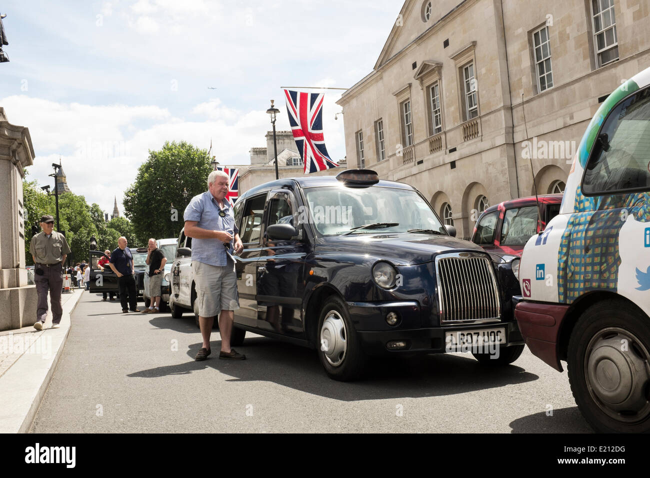 Whitehall durante la huelga de taxis de Londres sobre el Uber Mobile App. Miles de taxis negros de Londres trajo partes de Londres a un punto muerto. Whitehall, Londres, 11 de junio de 2014 Foto de stock