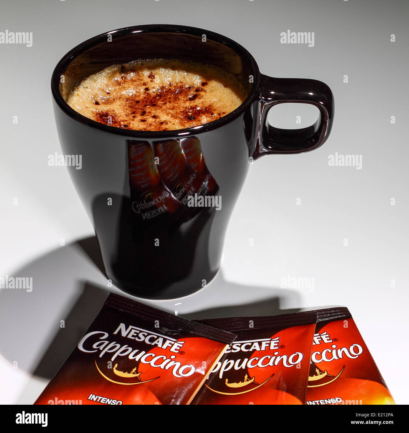 Cerca de una taza de café con Nescafé Cappuccino sobres Fotografía de stock  - Alamy