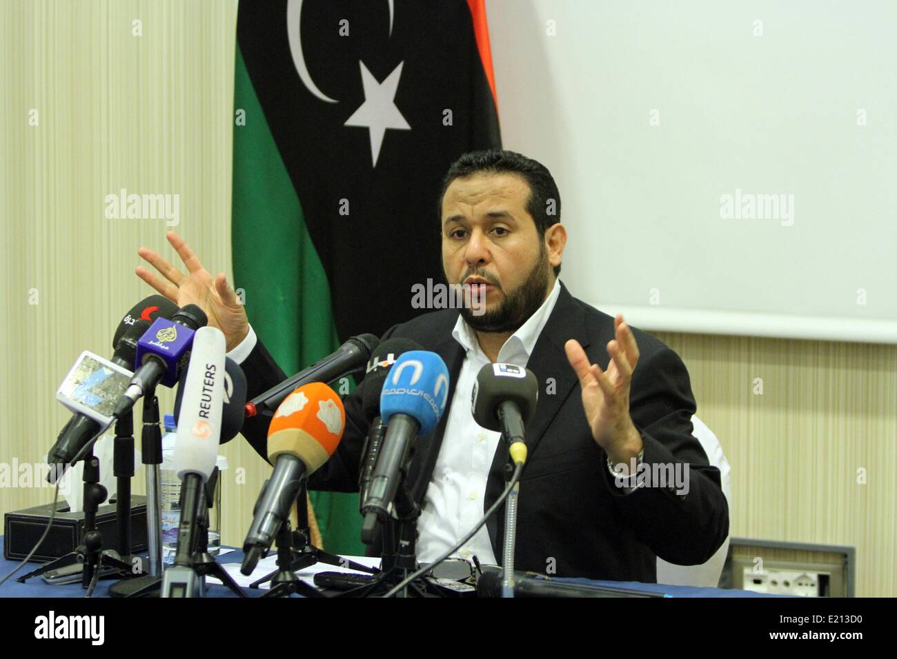 (140612) -- Trípoli, 12 de junio de 2014 (Xinhua) -- El líder del Partido Al-Watan Abdelhakim Belhadj, habla durante una conferencia de prensa en Trípoli, Libia, el 12 de junio de 2014. Belhadj dijo que su partido islamista conservador Libia apoyará la construcción de un estado civil en virtud de la democracia constitucional, condenando los asesinatos y secuestros. (Xinhua/Hamza Turkia) Foto de stock