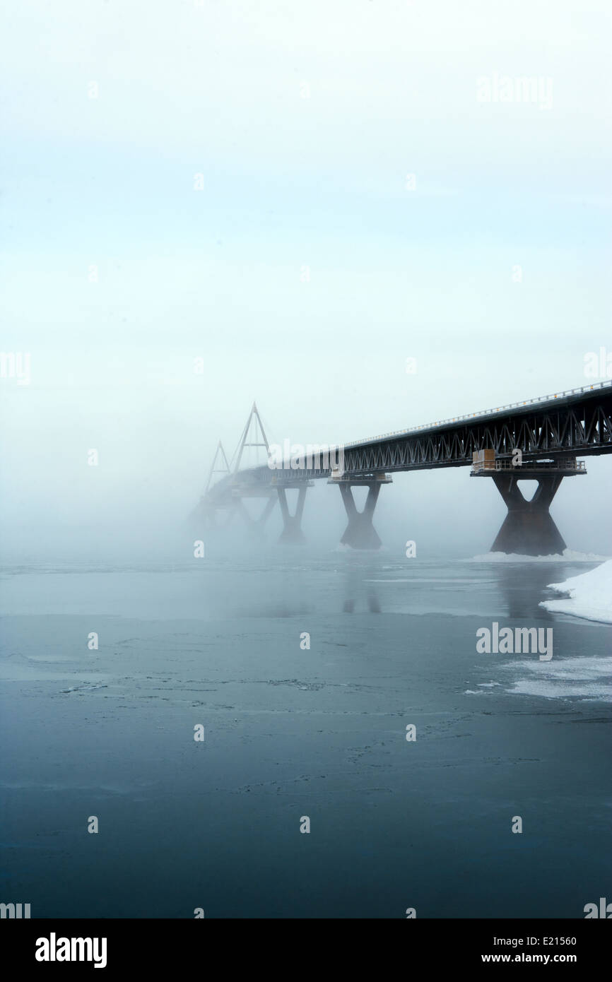 El DEH Cho puente en los Territorios del Noroeste, Canadá Foto de stock