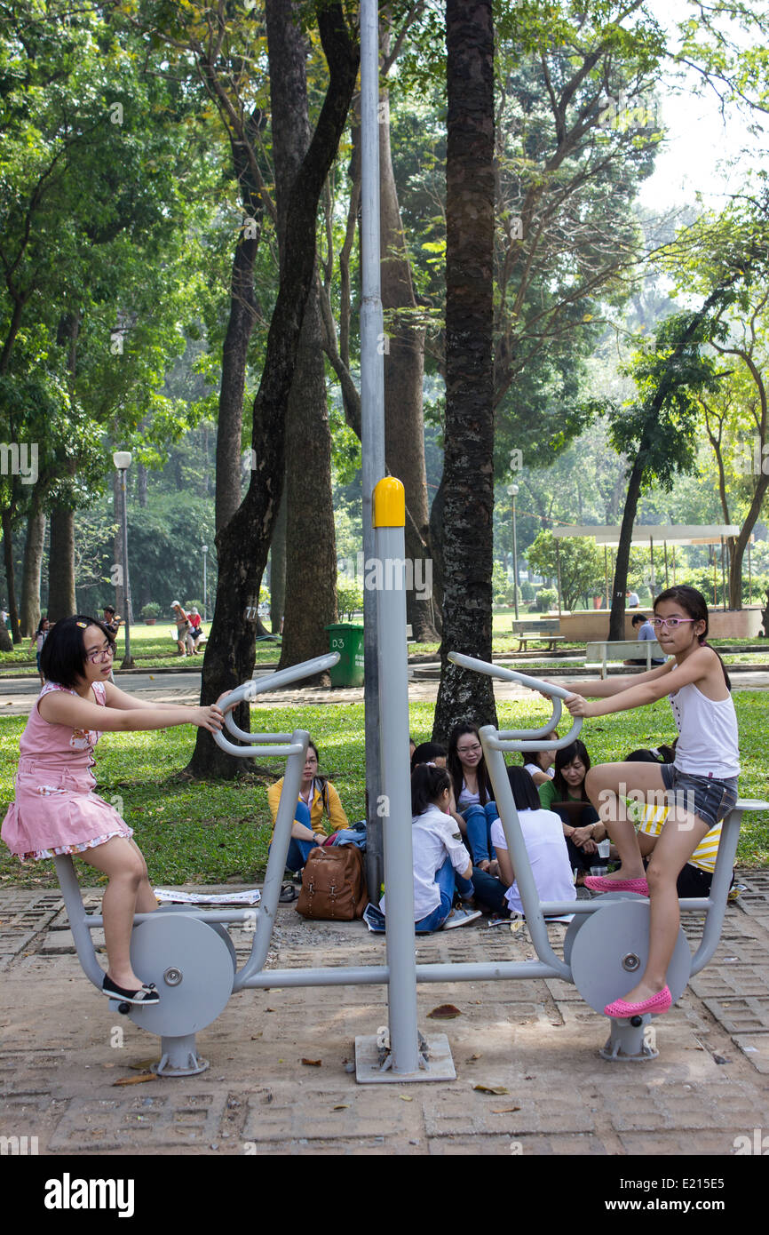 Tao Dan Park es Ho Chi Minh más grande y más atractivo espacio verde, su banco paseos revestidos con avenidas sombreadas de árboles. Foto de stock
