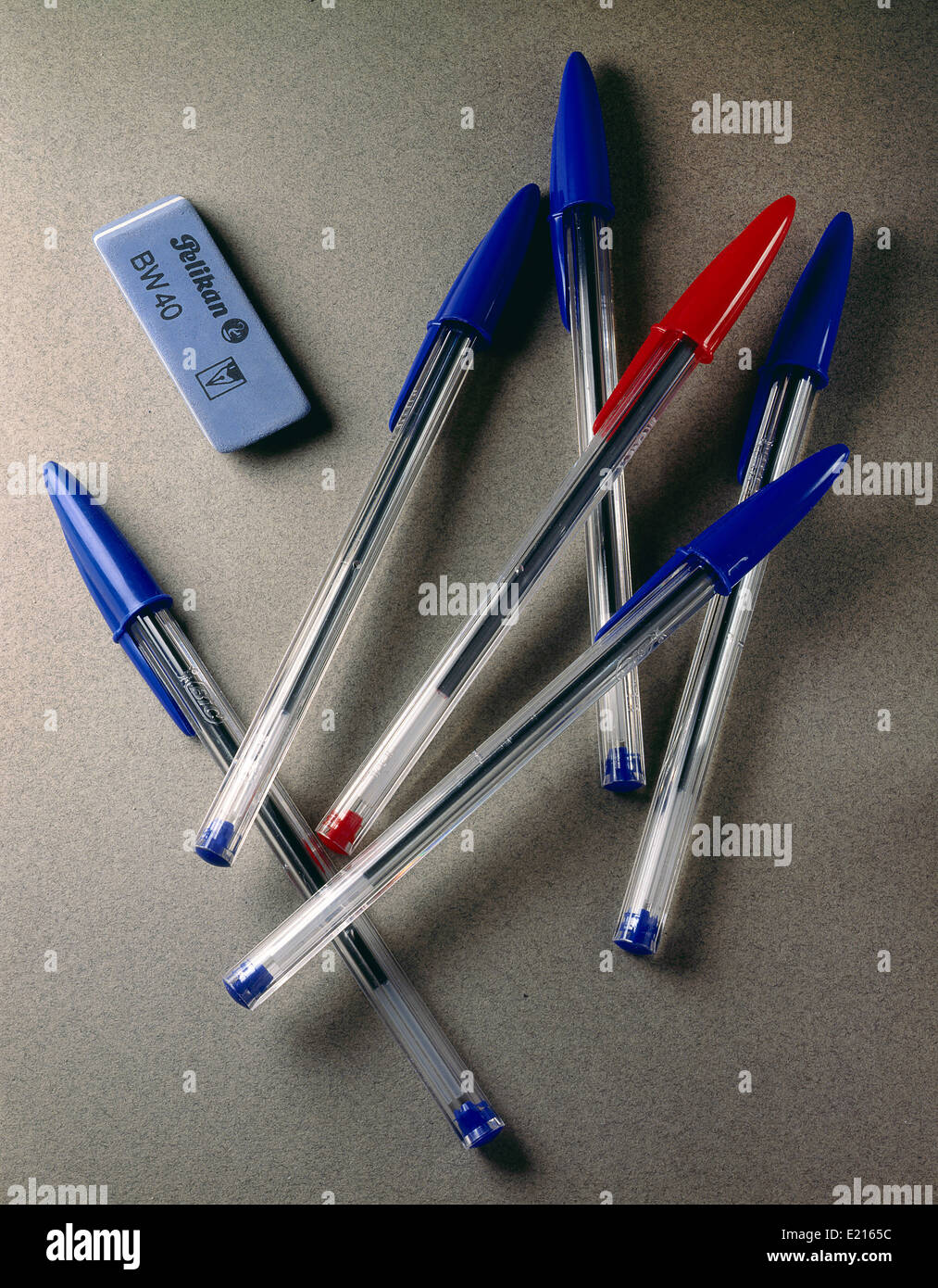 Bolígrafos bic y borrador de tinta pelikan Fotografía de stock - Alamy