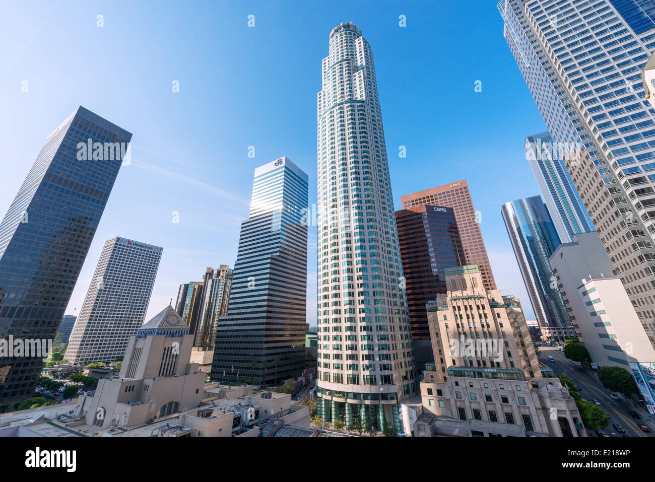 El centro de la ciudad con el US Bank Tower en el centro y Biblioteca Central en primer plano, Los Ángeles, California, Estados Unidos. Foto de stock