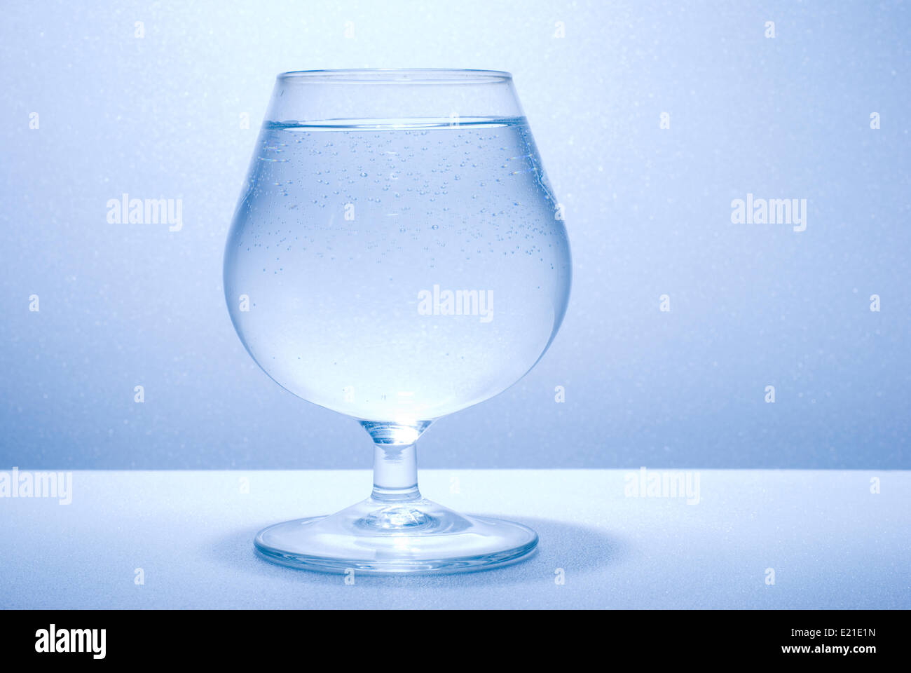 Pequeñas burbujas de agua clara y cristal Foto de stock