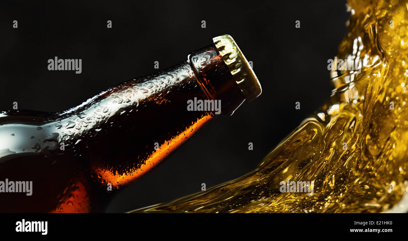 Botella de Cerveza congelada sobre un fondo negro Fotografía de stock -  Alamy