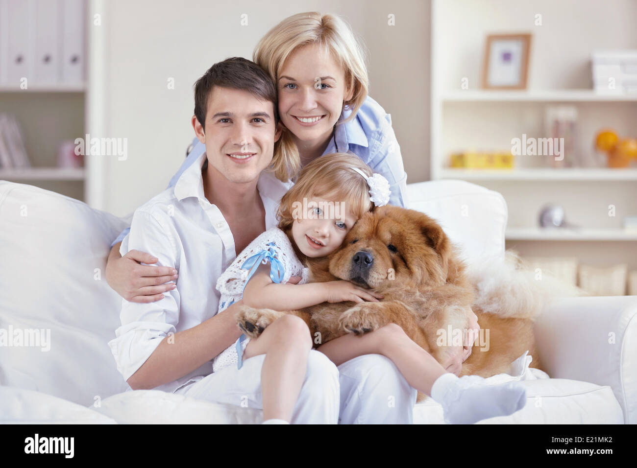 Familie und Hund Chow-Chow in der Wohnung Foto de stock