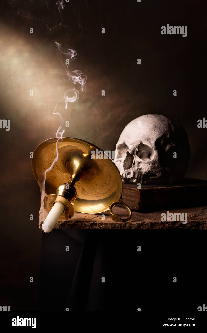 Vanitas con Skull & Vela Foto de stock