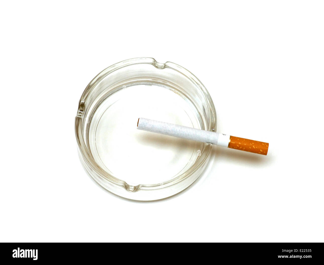 Cigarrillo en cenicero Foto de stock