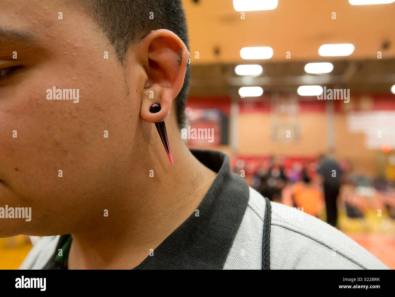 Estudiantes hispanos del último año de la secundaria, un estudiante de sexo masculino con un pico earring Foto de stock