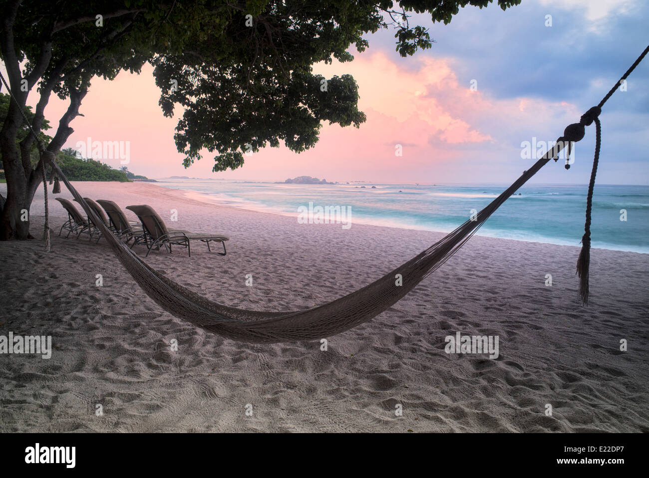 Atardecer en la playa con hamaca en Punta Mita, México. Foto de stock
