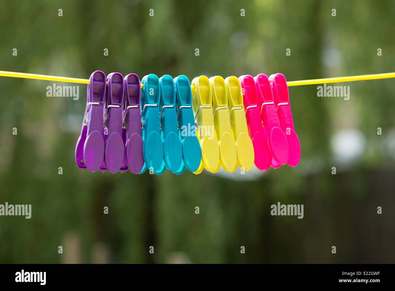 pinzas de ropa de colores en las perchas. pinzas de plástico en diferentes  colores. 14258935 Foto de stock en Vecteezy