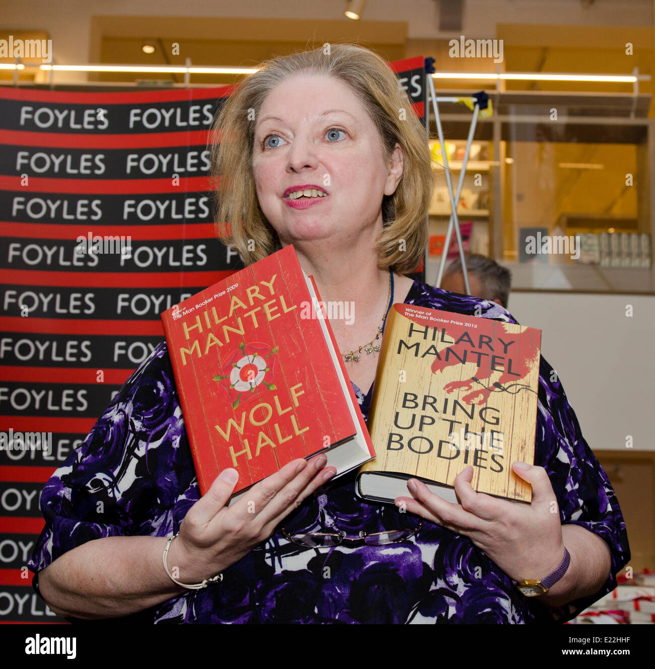 Londres, Reino Unido. 13 de junio de 2014 Hilary Mantel, hombre doble ganador del Premio Booker, inauguración Librería Foyles London UK Credit: Prixpics/Alamy Live News Foto de stock