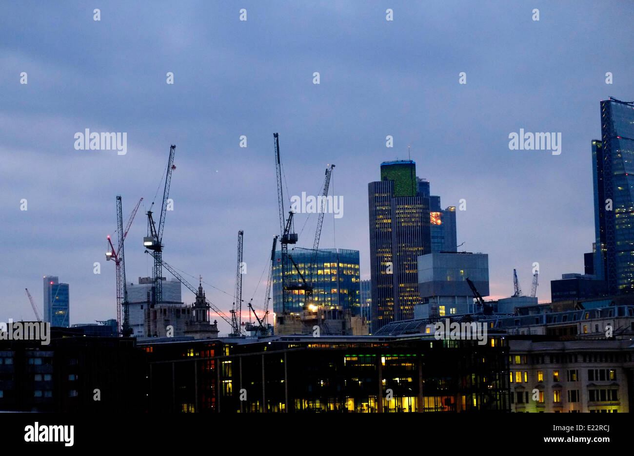 Londres, Reino Unido. El 14 de junio de 2014. Aguas tranquilas al amanecer sobre la ciudad de crédito: Rachel Megawhat/Alamy Live News Foto de stock