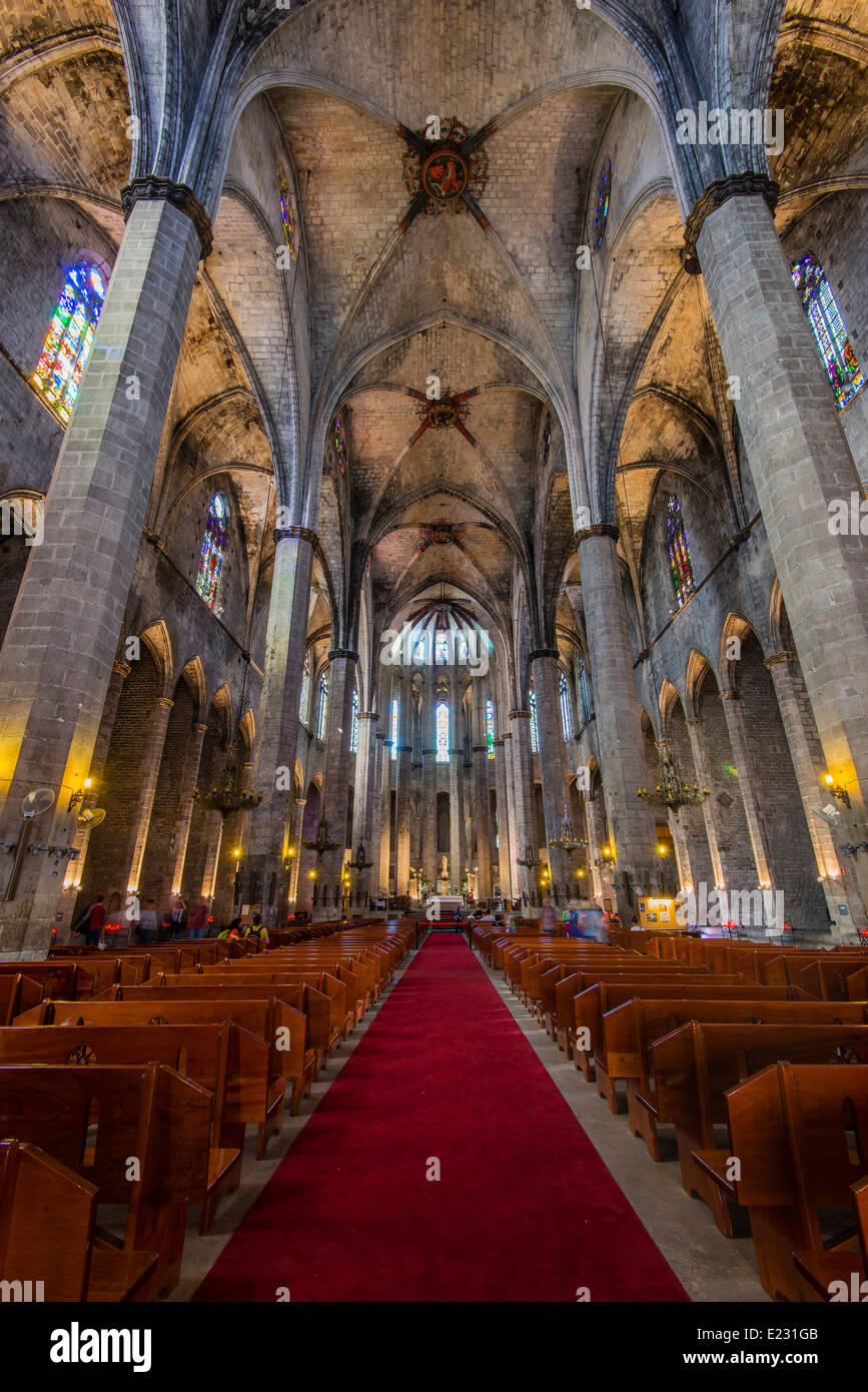 Interior de la iglesia de Santa María del Mar, el barrio del Born, Barcelona,  Cataluña, España Fotografía de stock - Alamy