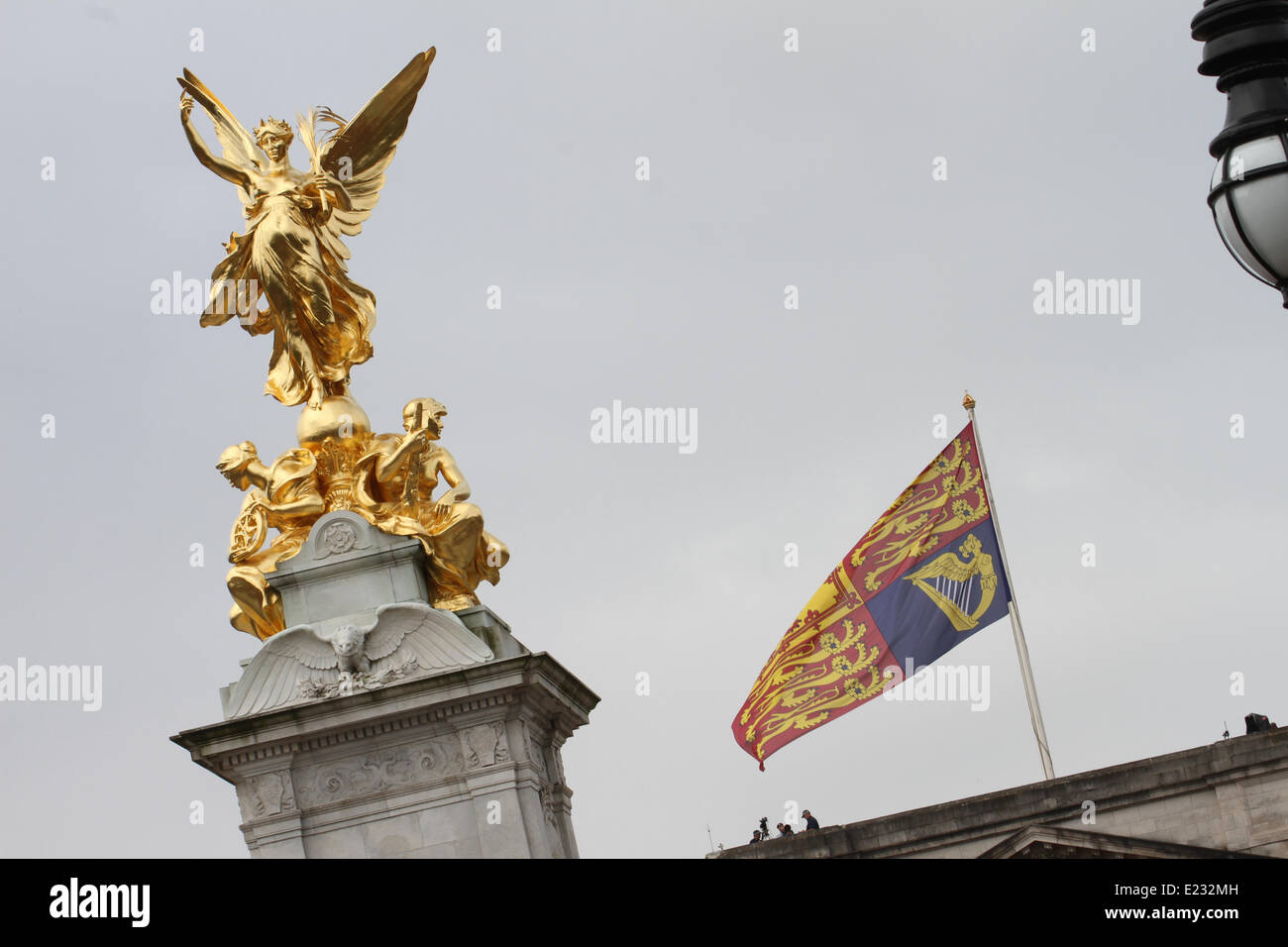 Londres, Reino Unido. El 14 de junio de 2014. Guardsmen Hundreds de tomar parte en el desfile Trooping el color, hacer su camino a lo largo del Mall a los guardias a caballo desfile del suelo. El Trooping del color marca el segundo de dos cumpleaños de la Reina (este es el oficial, su verdadero cumpleaños es el 21 de abril). Crédito: David mbiyu/Alamy Live News Foto de stock