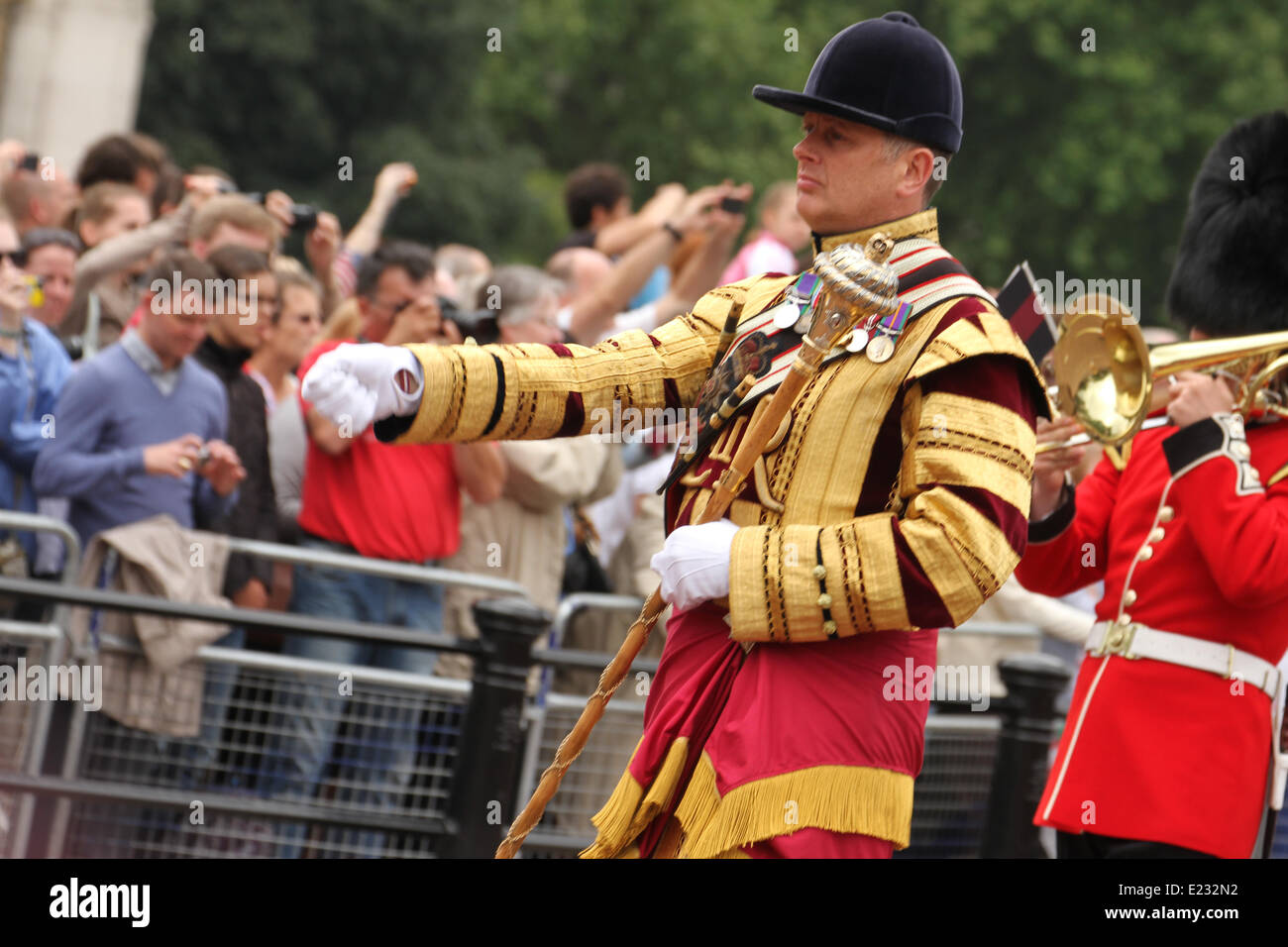 Londres, Reino Unido. El 14 de junio de 2014. Guardsmen Hundreds de tomar parte en el desfile Trooping el color, hacer su camino a lo largo del Mall a los guardias a caballo desfile del suelo. El Trooping del color marca el segundo de dos cumpleaños de la Reina (este es el oficial, su verdadero cumpleaños es el 21 de abril). Es una espectacular pieza de la pompa con cientos de soldados bien disciplinados en uniforme de gala marchando pasado en el Desfile de los guardias a caballo. Un batallón diferente da la Royal Salute cada año. Agregar a la celebración, el 41-Gun Royal Salute tuvo lugar en Green Park a 12.52pm y 62-GU Foto de stock