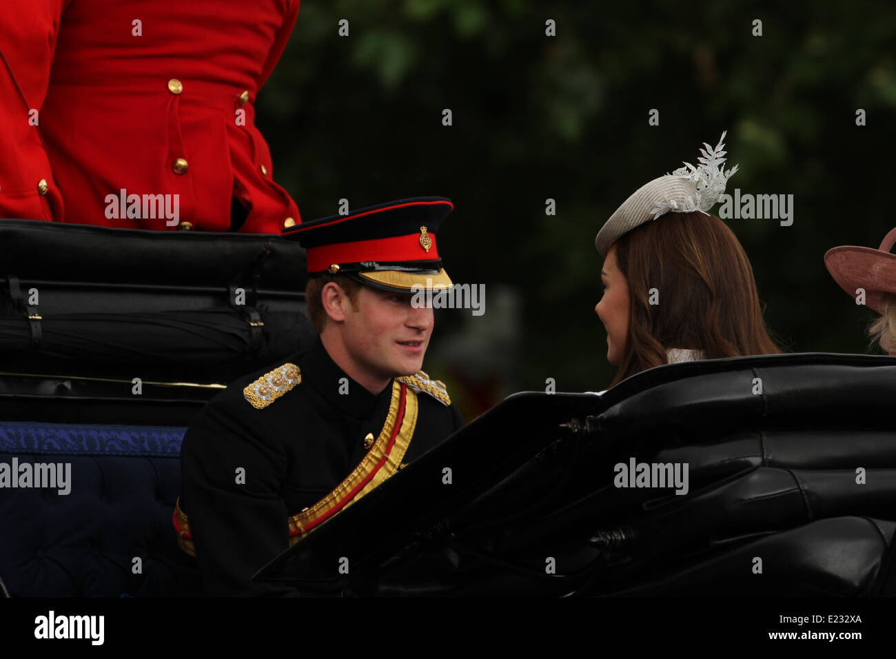Londres, Reino Unido. El 14 de junio de 2014. De la Familia Real Members visto en carros tirados por caballos ya que se dirigen a la Tierra Horse desfile de guardias. Crédito: David mbiyu/Alamy Live News Foto de stock