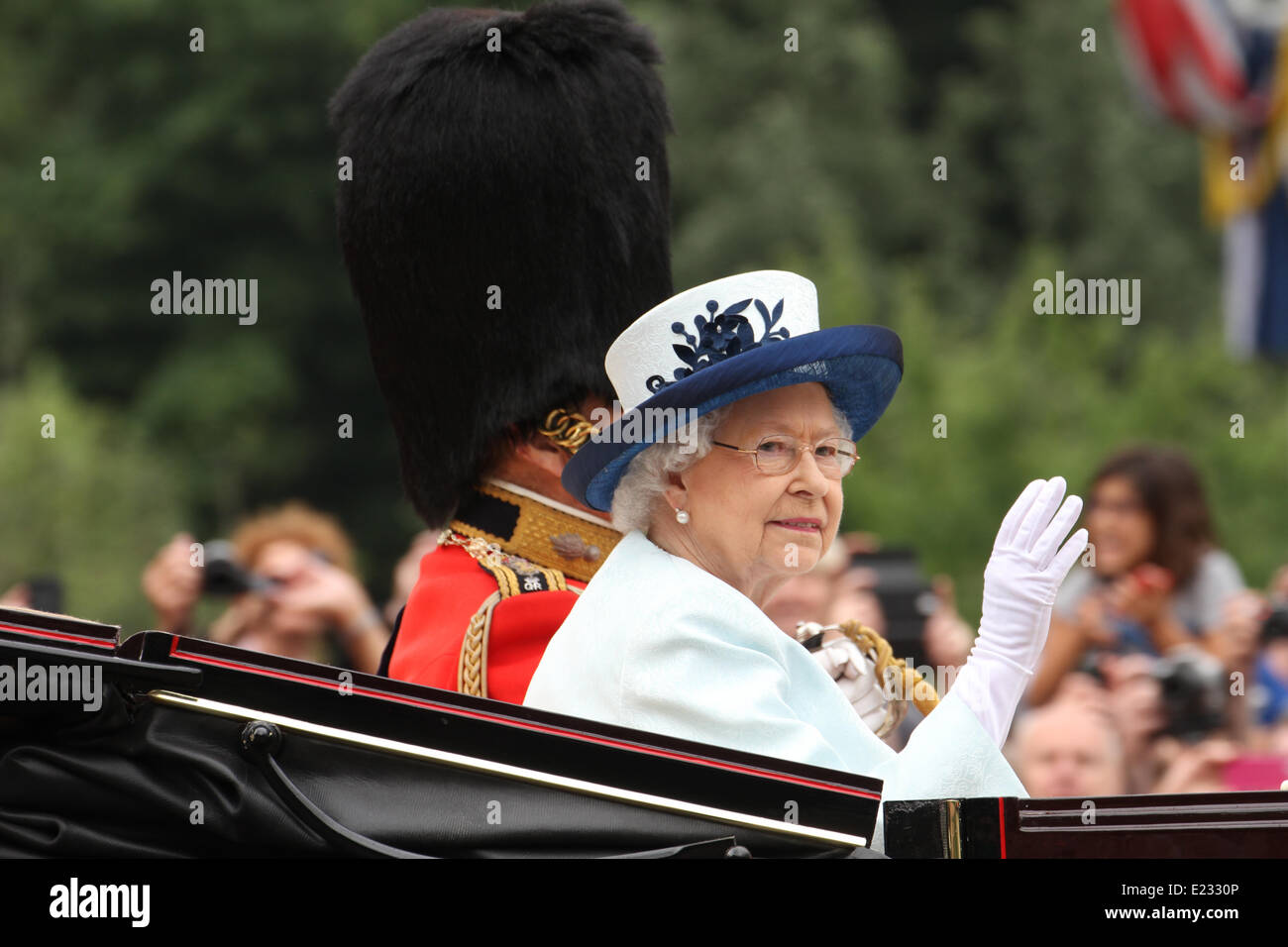 Londres, Reino Unido. El 14 de junio de 2014. Los miembros de la Familia Real visto en carros tirados por caballos Crédito: David mbiyu/Alamy Live News Foto de stock