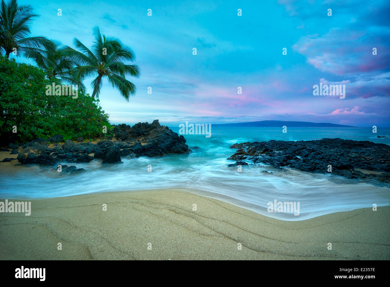 Playa aislada con palmeras y el amanecer. Maui, Hawai Foto de stock