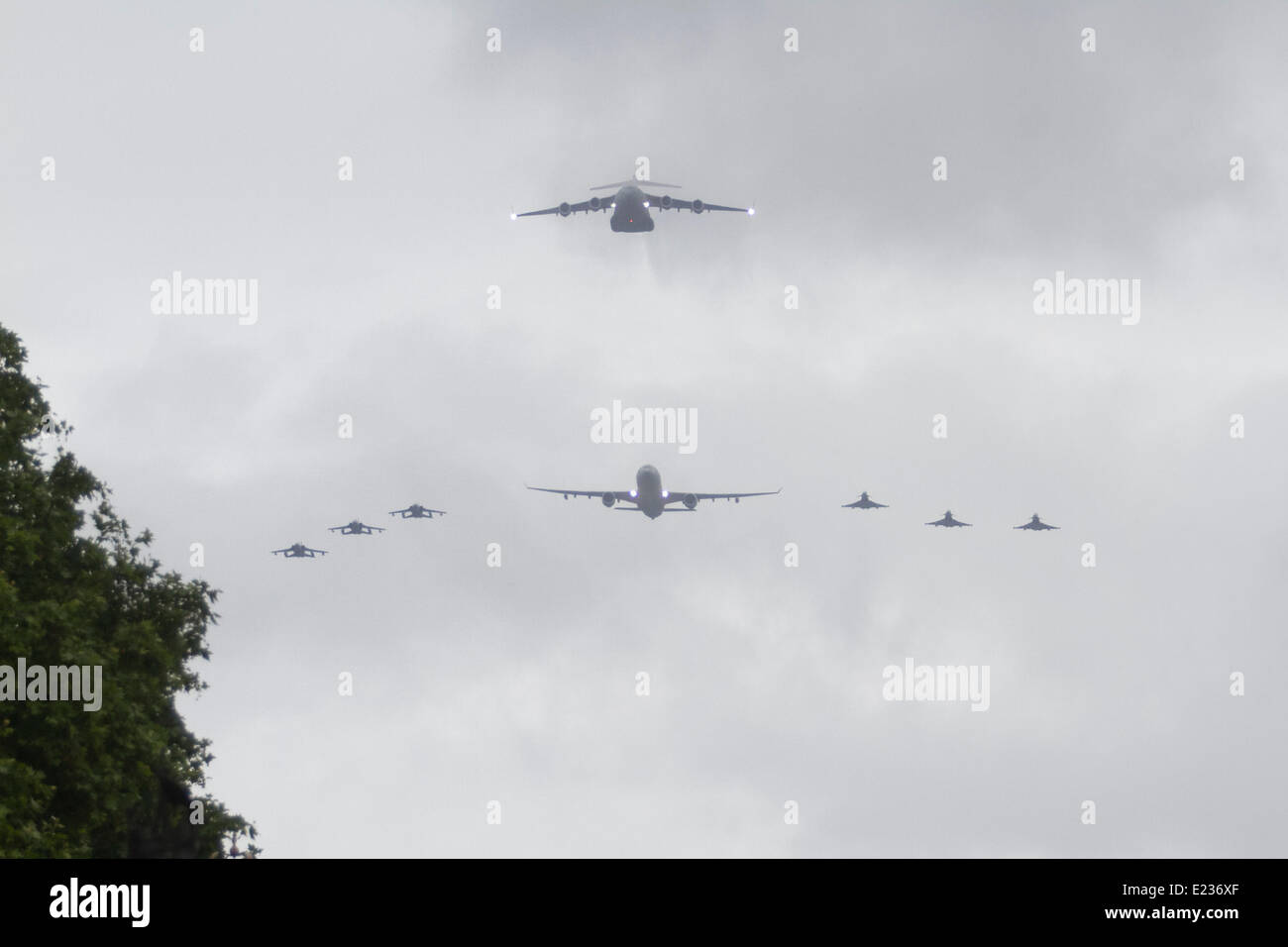 Londres, Reino Unido. El 14 de junio de 2014. Un militar flypast se efectúa en el Palacio de Buckingham honrando el cumpleaños de la reina: amer ghazzal crédito/Alamy Live News Foto de stock