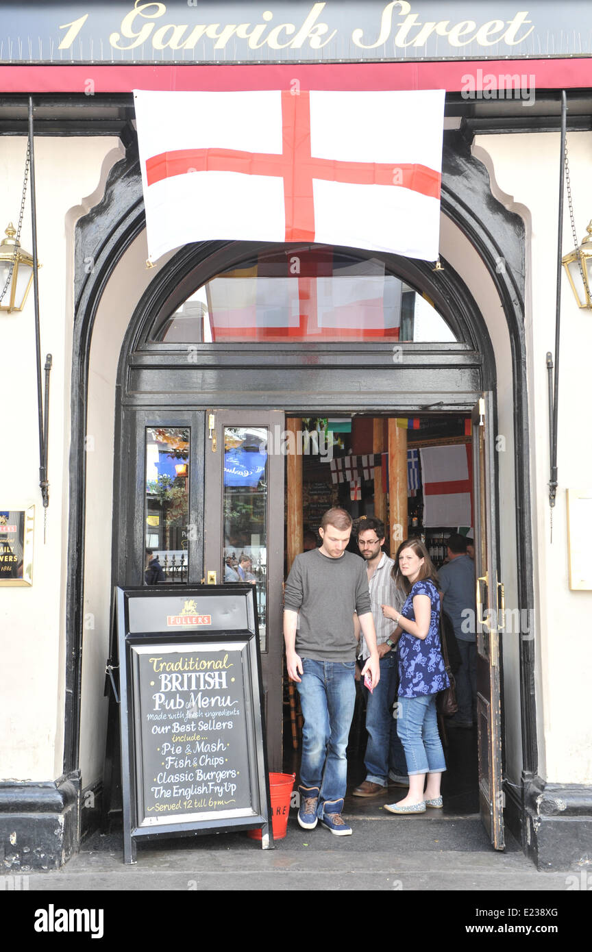 Piccadilly Circus, Londres, Reino Unido. El 14 de junio de 2014. Equipo de fútbol de Inglaterra bandera por encima de la puerta de un pub. Crédito: Matthew Chattle/Alamy Live News Foto de stock