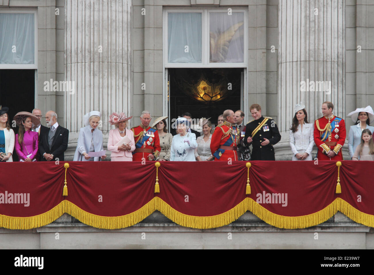 Londres, Reino Unido. . El 14 de junio de 2014. La familia real en el balcón de Trooping el Color 2014 para el cumpleaños de la Reina. Crédito: Mark Davidson/Alamy Live News Foto de stock