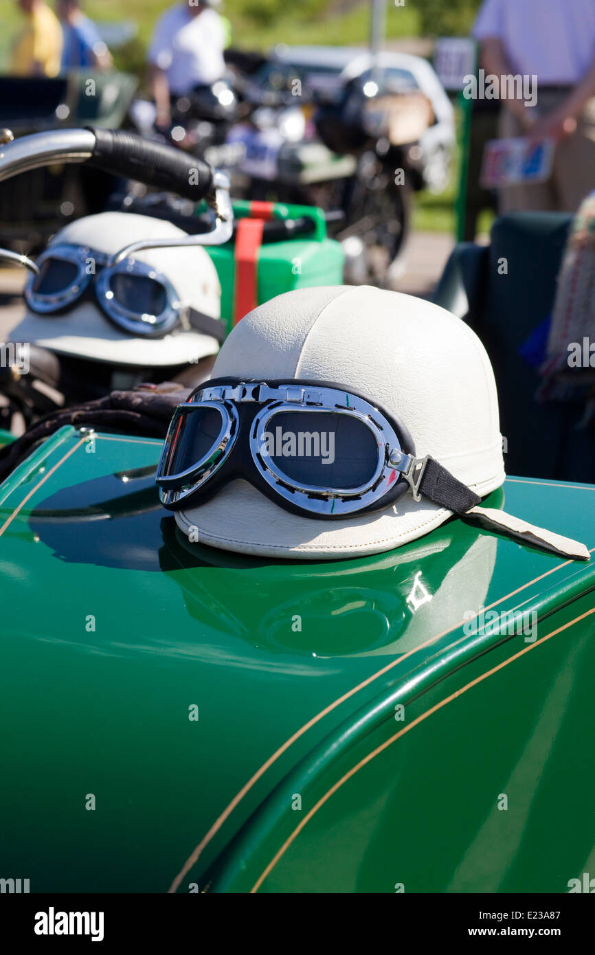 Antiguo casco de ciclismo brit nico con el cl sico retro gafas de