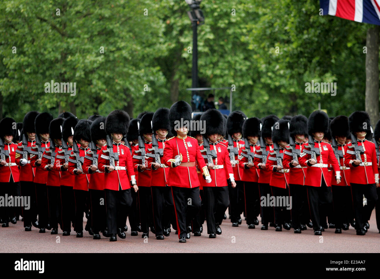 Londres, Reino Unido. El 14 de junio de 2014. Los miembros de la guardia de la reina durante marzo Trooping el color en Londres el 14 de junio de 2014. La ceremonia de Trooping el color es para celebrar el cumpleaños oficial del soberano. Crédito: Bimal Gautam/Xinhua/Alamy Live News Foto de stock