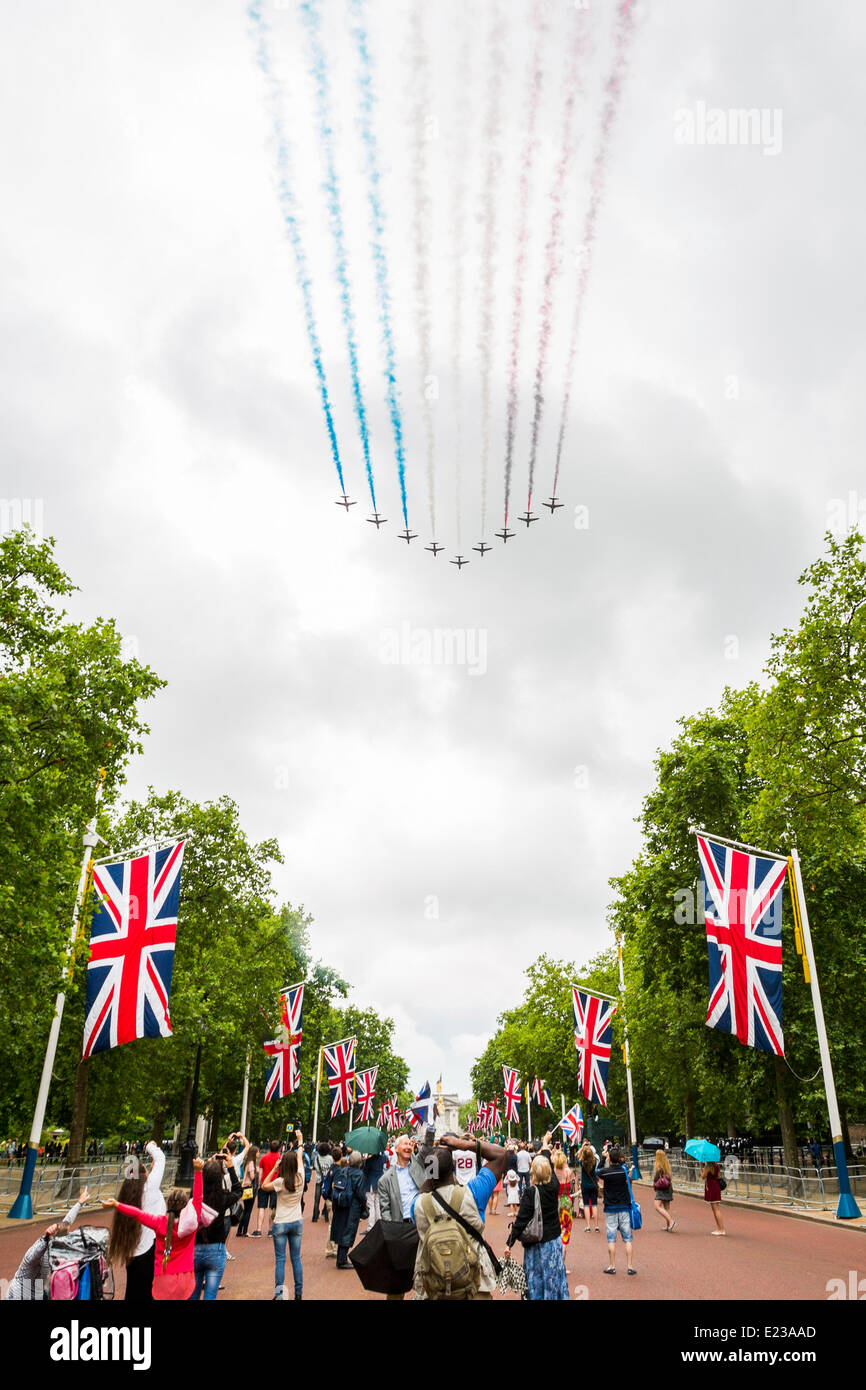 Londres, Reino Unido, 14 de junio de 2014. Los ciudadanos celebran el cumpleaños de la Reina Isabel II en el Trooping el color y la RAF flypast sobre el Palacio de Buckingham. Crédito: Alick Cotterill/Alamy Live News Foto de stock