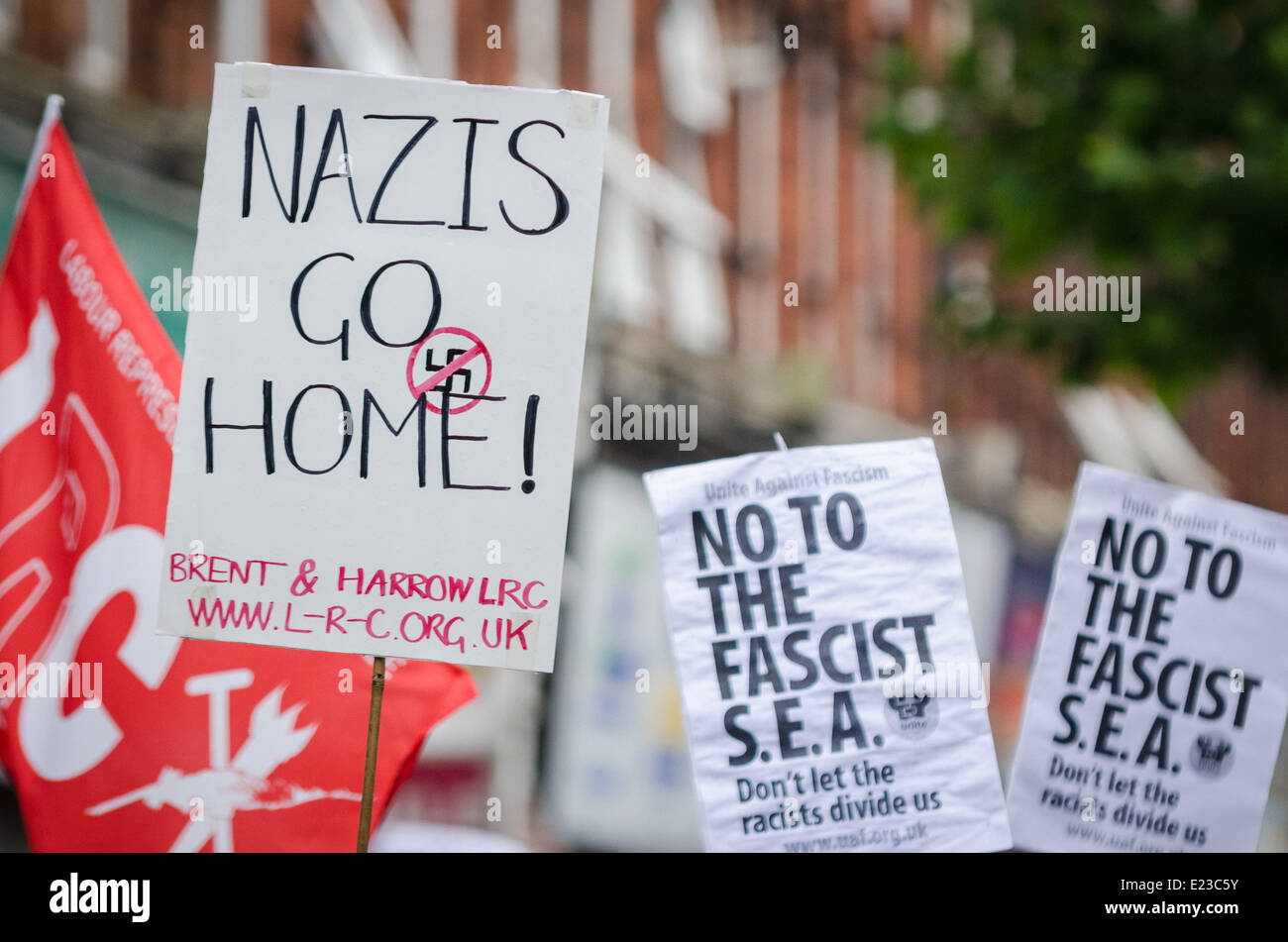El norte de Londres, Reino Unido. El 14 de junio de 2014. Antifascista unirse contra el fascismo (UAF) protesta contra los nacionalistas marchan en el norte de Londres: Guy Corbishley de crédito/Alamy Live News Foto de stock
