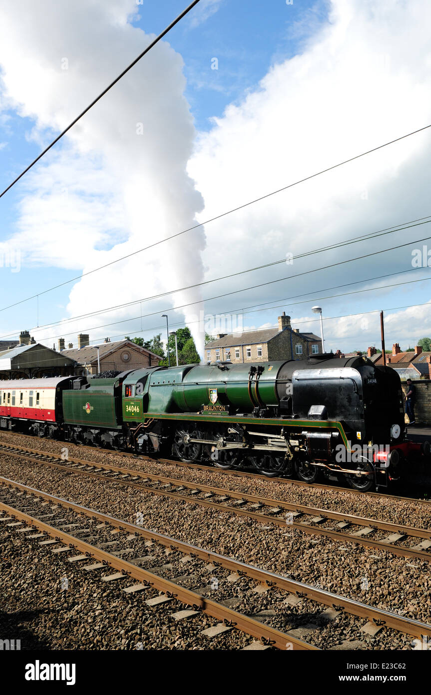 Retford, Norte de Nottinghamshire, Reino Unido. El 14 de junio de 2014. Motor a vapor 34046 Braunton toma sobre agua en Retford station en ruta desde York a Londres . Crédito: Ian Francis/Alamy Live News Foto de stock