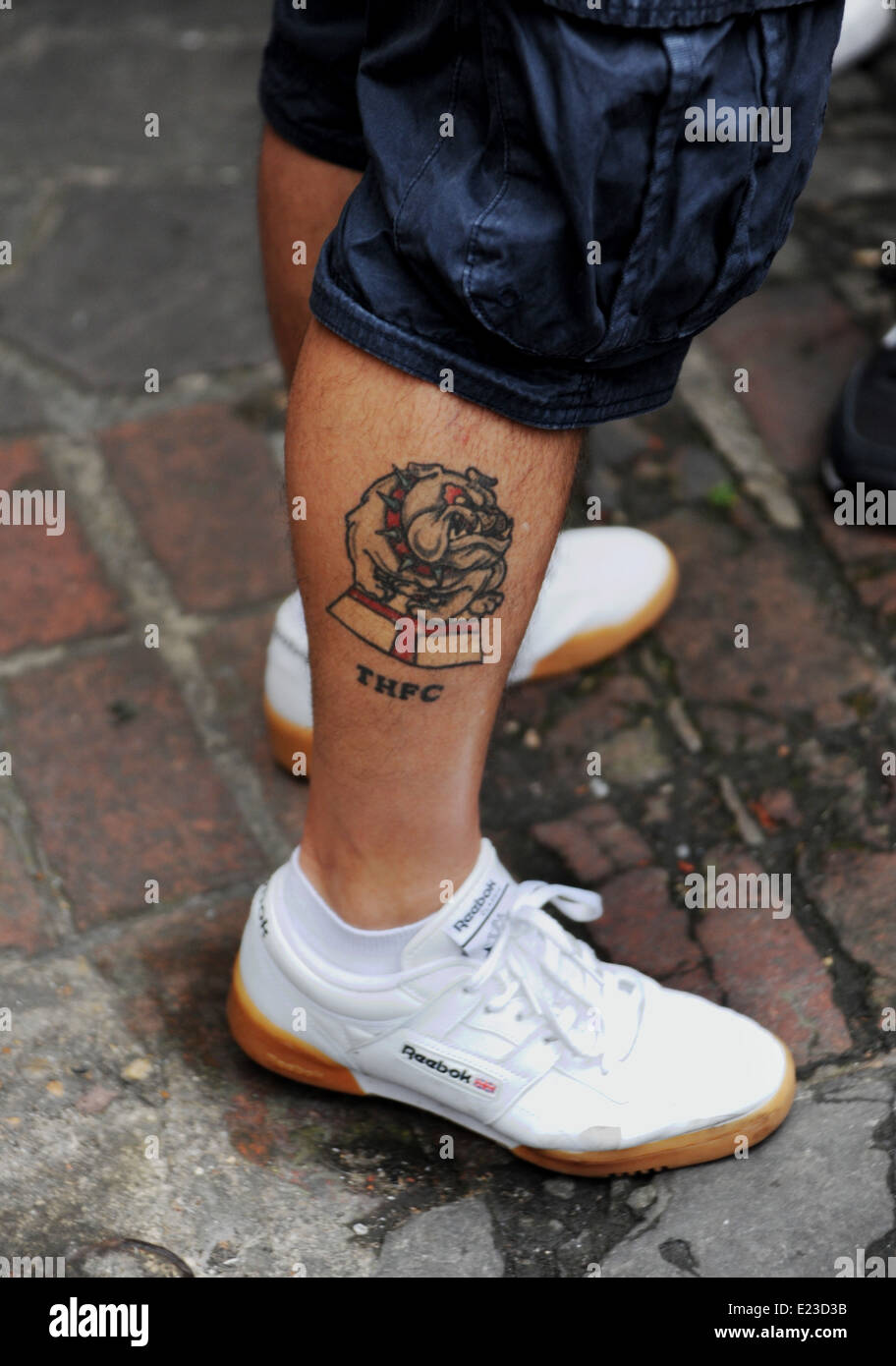Brighton Sussex Reino Unido - Tottenham Hotspur fútbol aficionado con tatuaje en la pierna Foto de stock