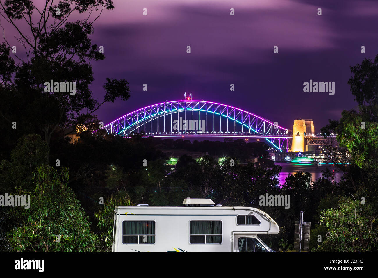 Una autocaravana lanzó para la noche en Sydney con una vista del Puente del Puerto Foto de stock