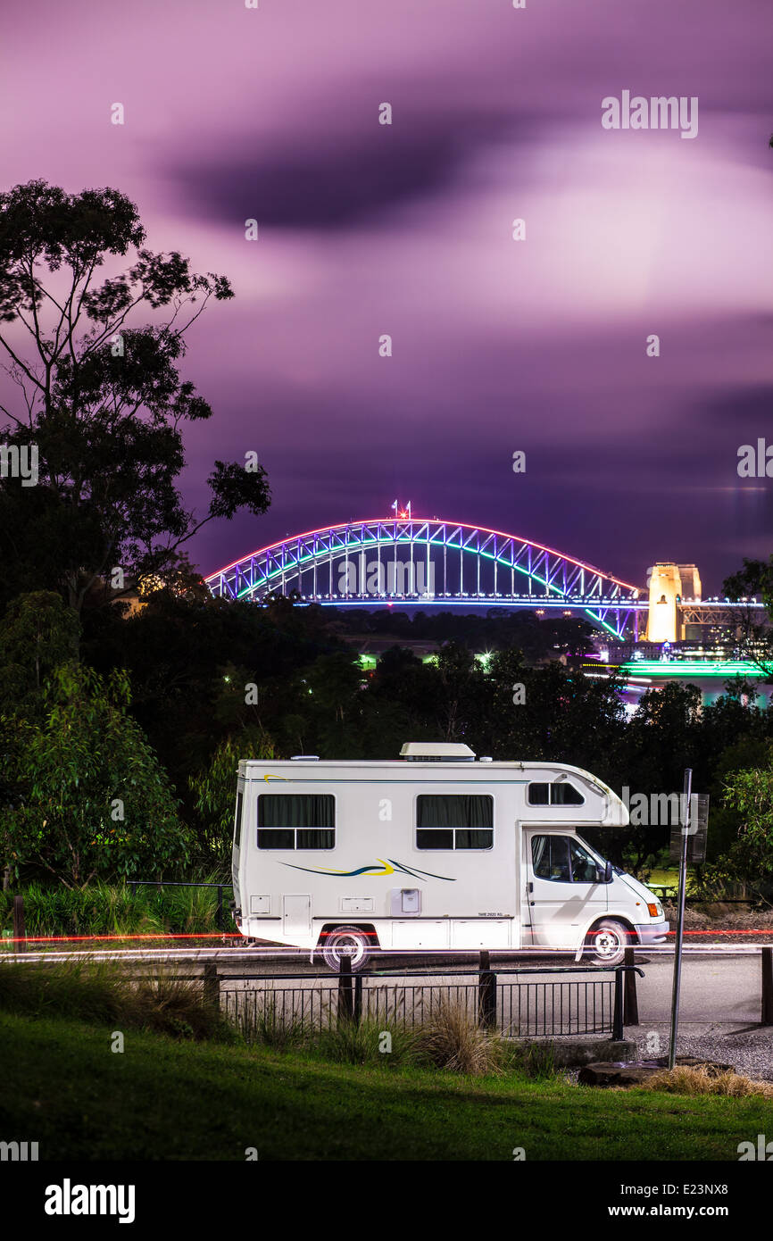 Un motor-home camping en Mort Bay, Balmain en Sydney fotografiado contra el telón de fondo del Sydney Harbour Bridge Foto de stock